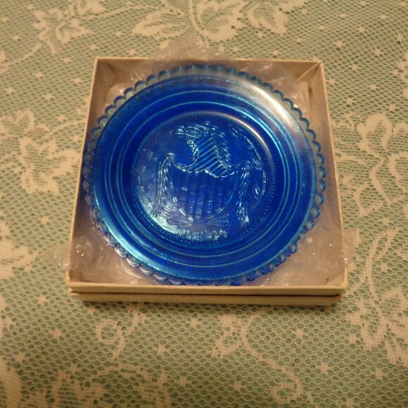 VINTAGE SET OF 2 SMALL BLUE GLASS DECORATIVE PLATES 1 EAGLE NYE 64 ETC. LOT - Picture 3 of 7